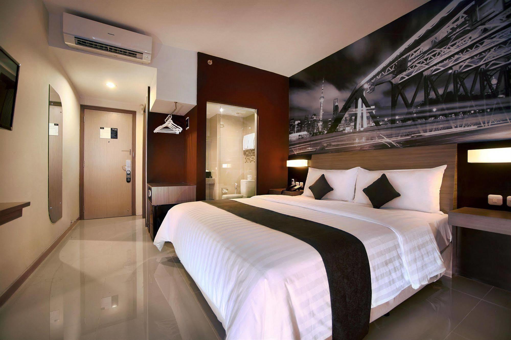 Hotel Neo Candi Simpang Lima - Semarang By Aston Exterior foto
